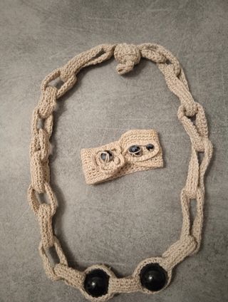 Collana uncinetto beige e nera