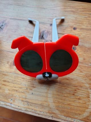 Occhialini da sole a forma di cane