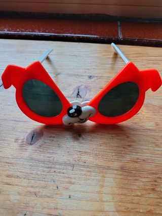 Occhialini da sole a forma di cane
