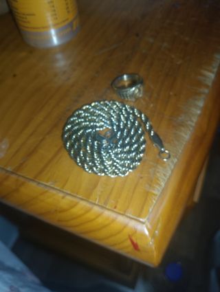 Cadena y anillo dorados