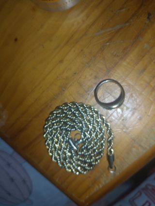 Cadena y anillo dorados