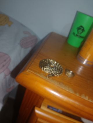 Cadena y anillo dorados