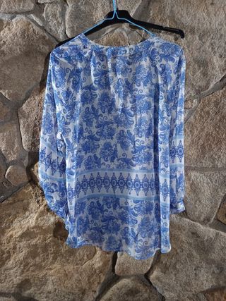 Blusa azul y blanca estampada