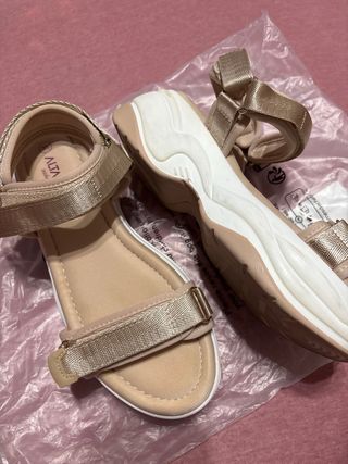 Sandalias beige y doradas como nuevas