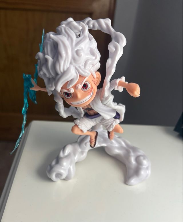 Personaggio Luffy Gear 5 in un unico pezzo