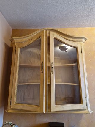 Vitrina antigua de madera y cristal