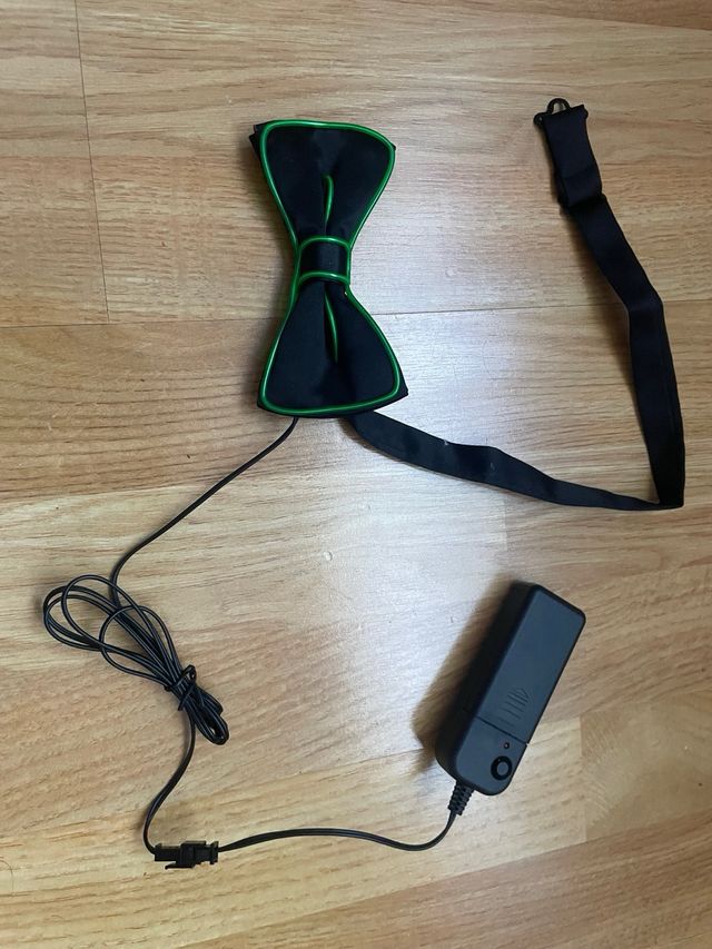 Pajarita negra con LED verde