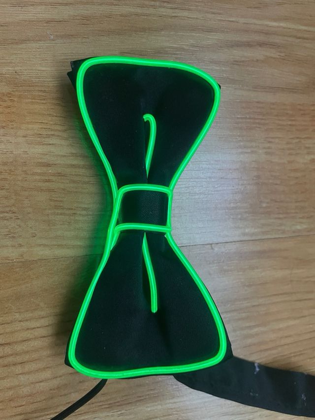 Pajarita negra con LED verde