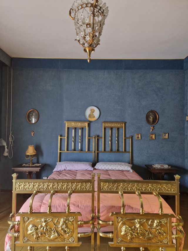 Letto antico in ottone dorato