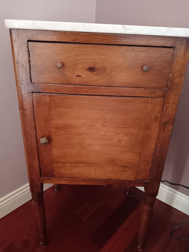 Comodino antico in legno e marmo