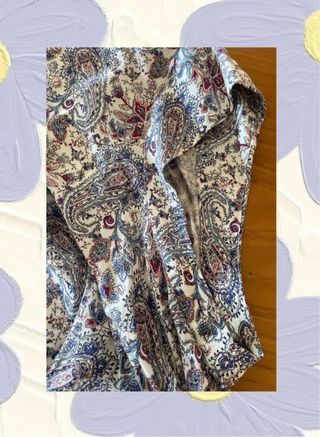 Blusa estampada blanca y morada