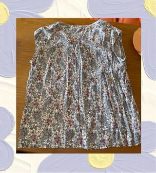 Blusa estampada blanca y morada