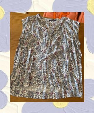 Blusa estampada blanca y morada