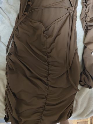 Vestido marrón ajustado 