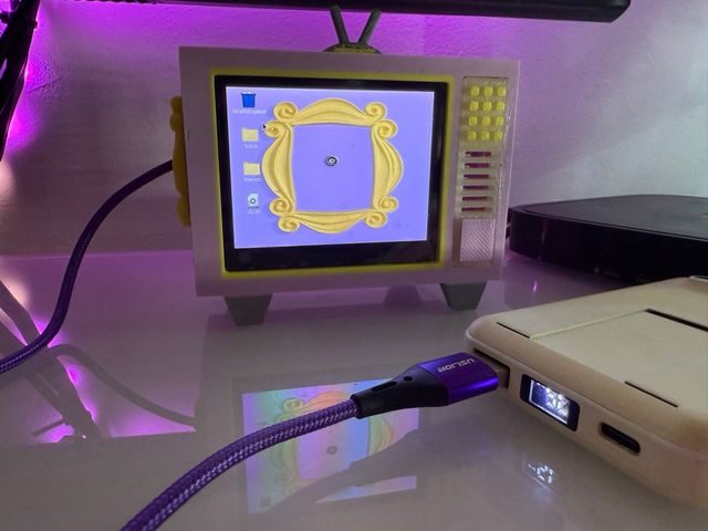 Mini TV retro Friends morada-amarilla