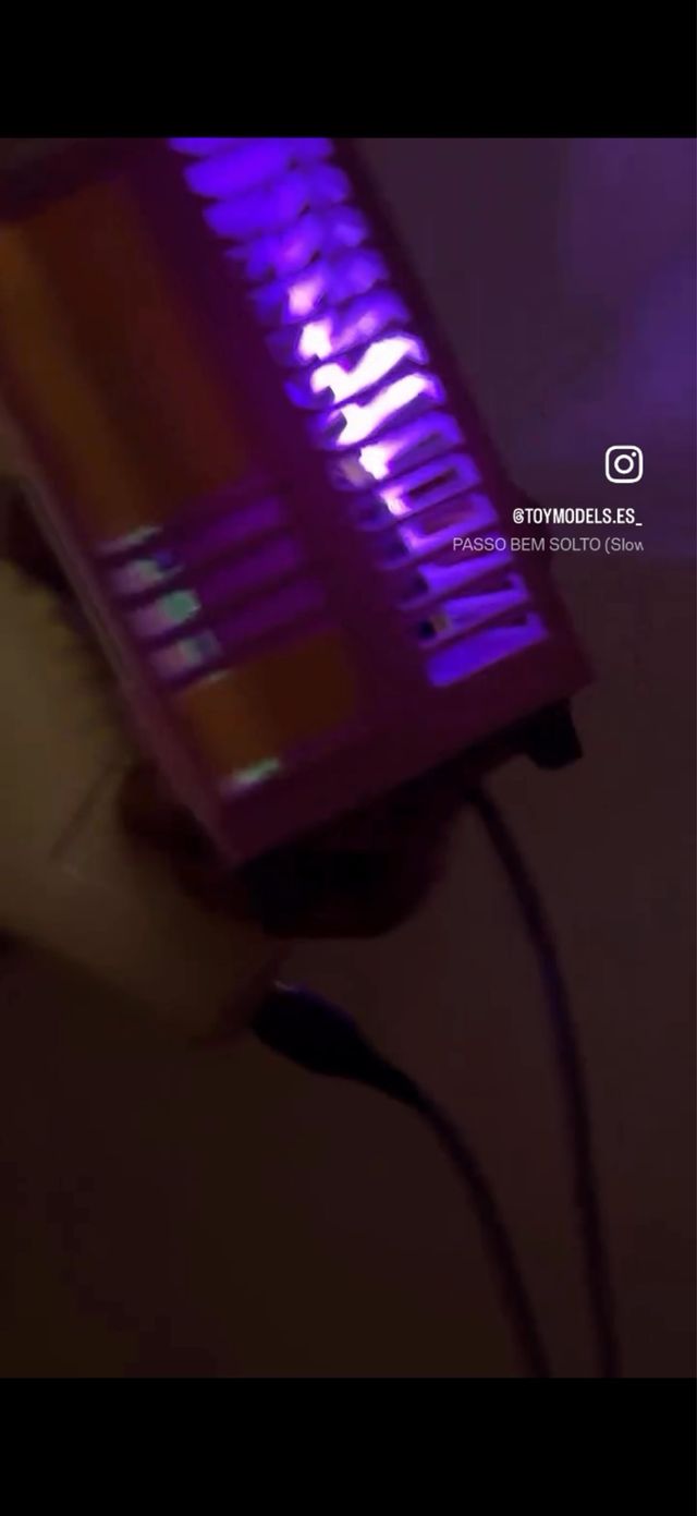 Mini TV retro Friends morada-amarilla