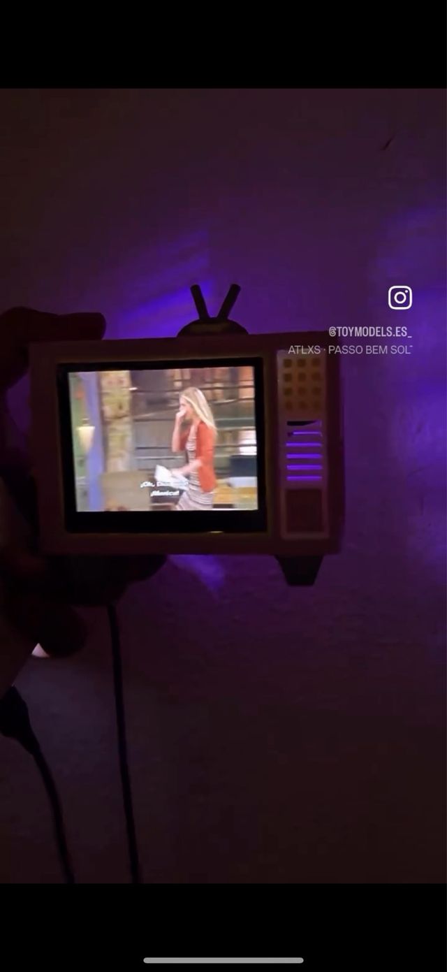 Mini TV retro Friends morada-amarilla