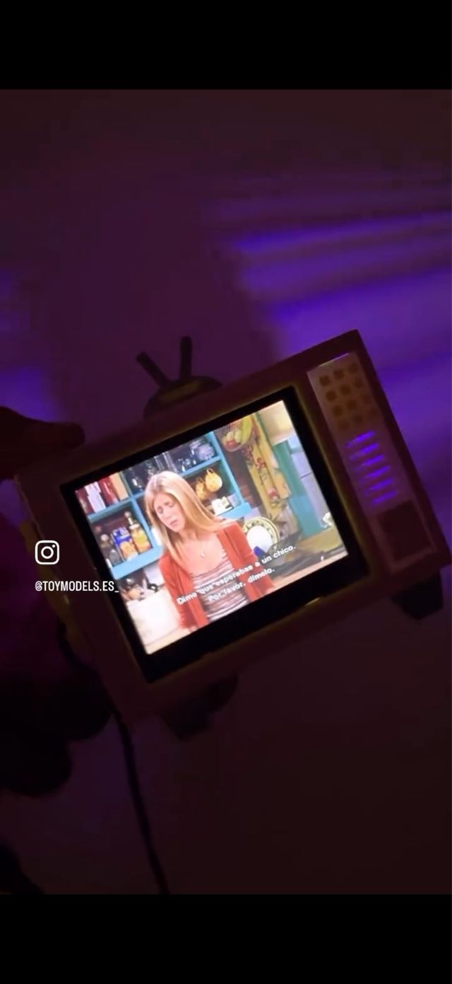 Mini TV retro Friends morada-amarilla