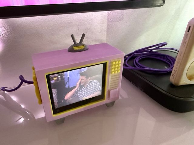 Mini TV retro Friends morada-amarilla