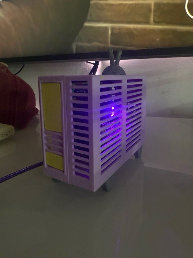 Mini TV retro Friends morada-amarilla