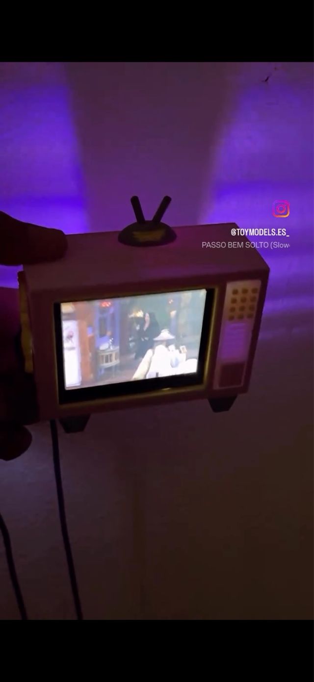 Mini TV retro Friends morada-amarilla