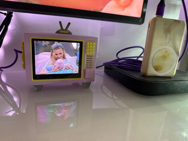 Mini TV retro Friends morada-amarilla