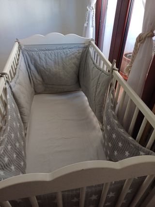Cuna bebé madera Ikea - colchón y chichonera
