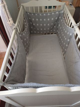 Cuna bebé madera Ikea - colchón y chichonera