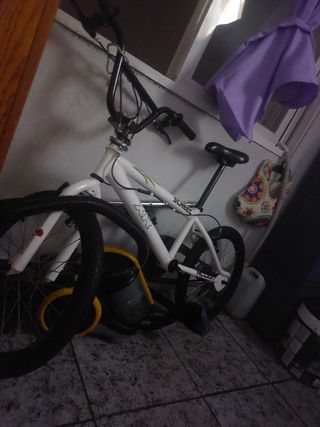 Bicicleta BMX blanca