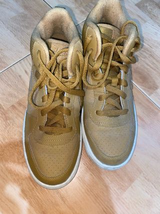 Zapatillas Nike doradas altas