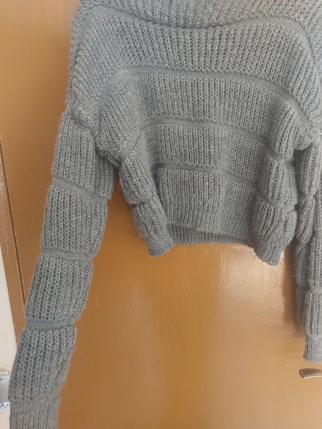 Suéter gris tejido