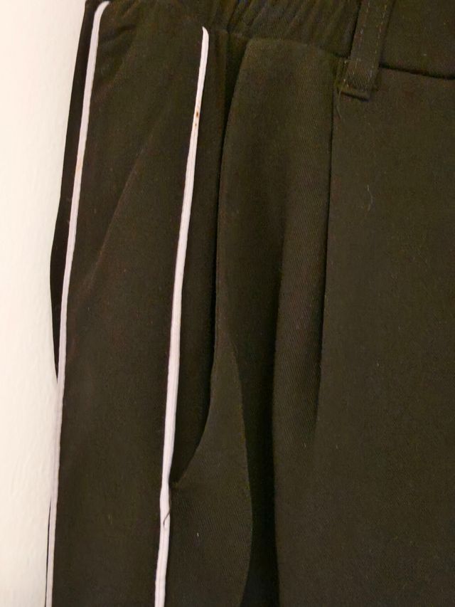 Pantalones negros - raya blanca