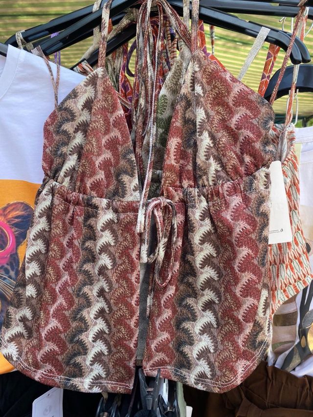 Top rojo y marrón estampado