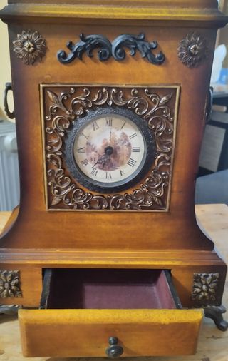 Reloj madera con cajón