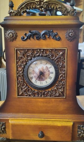 Reloj madera con cajón