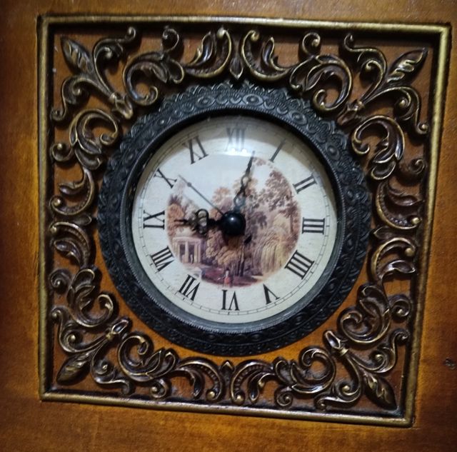 Reloj madera con cajón