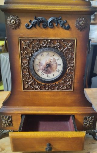 Reloj madera con cajón