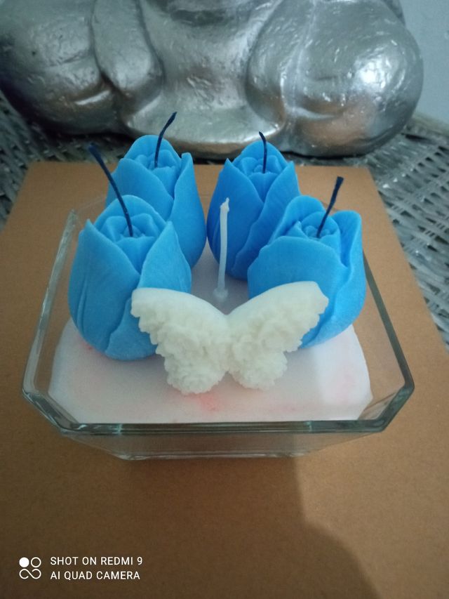 Vela decorativa rosas azules y mariposas