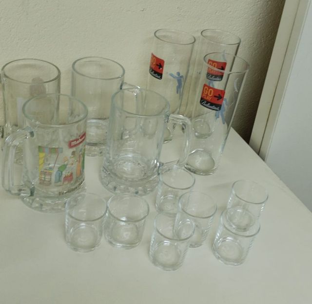 Cristaleria: 4 jarras, 7 chupitos, 3 vasos