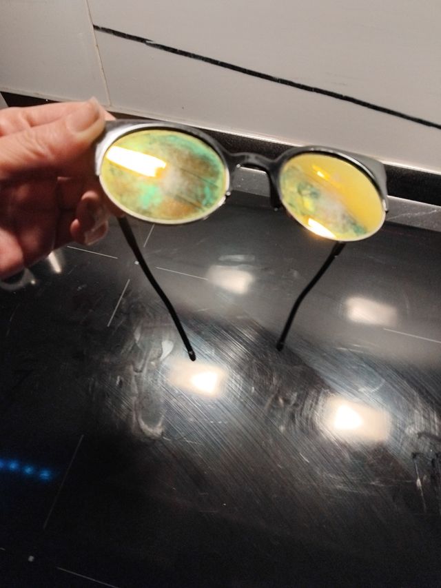 Occhiali da sole rotondi dorati