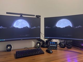 Monitores 27" AOC y Acer con soporte