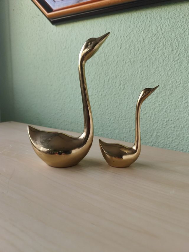 Dos figuras cisnes metal dorado