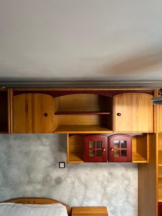 Dormitorio miel y burdeos de madera maciza de pino