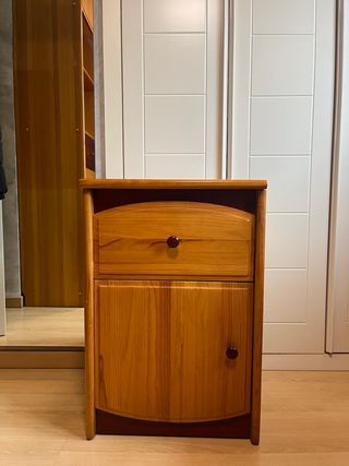 Dormitorio miel y burdeos de madera maciza de pino