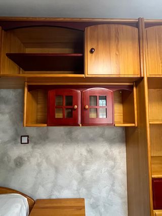 Dormitorio miel y burdeos de madera maciza de pino