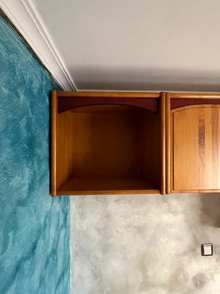 Dormitorio miel y burdeos de madera maciza de pino