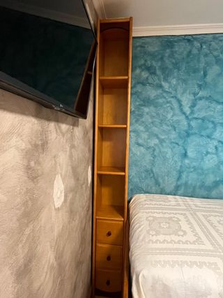 Dormitorio miel y burdeos de madera maciza de pino