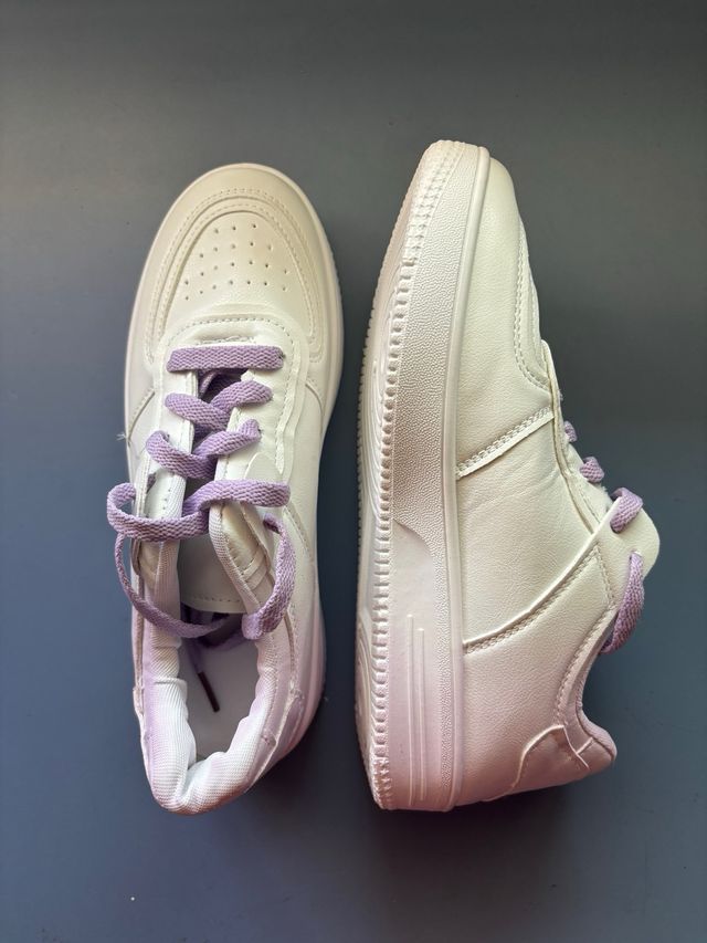 Zapatillas blancas y moradas niña