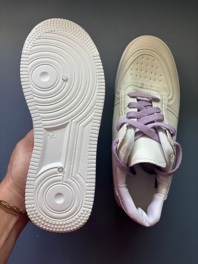 Zapatillas blancas y moradas niña