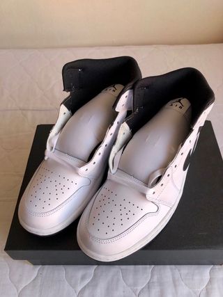 Air Jordan 1 Retro High - Blancas y Negras - 45 EU
